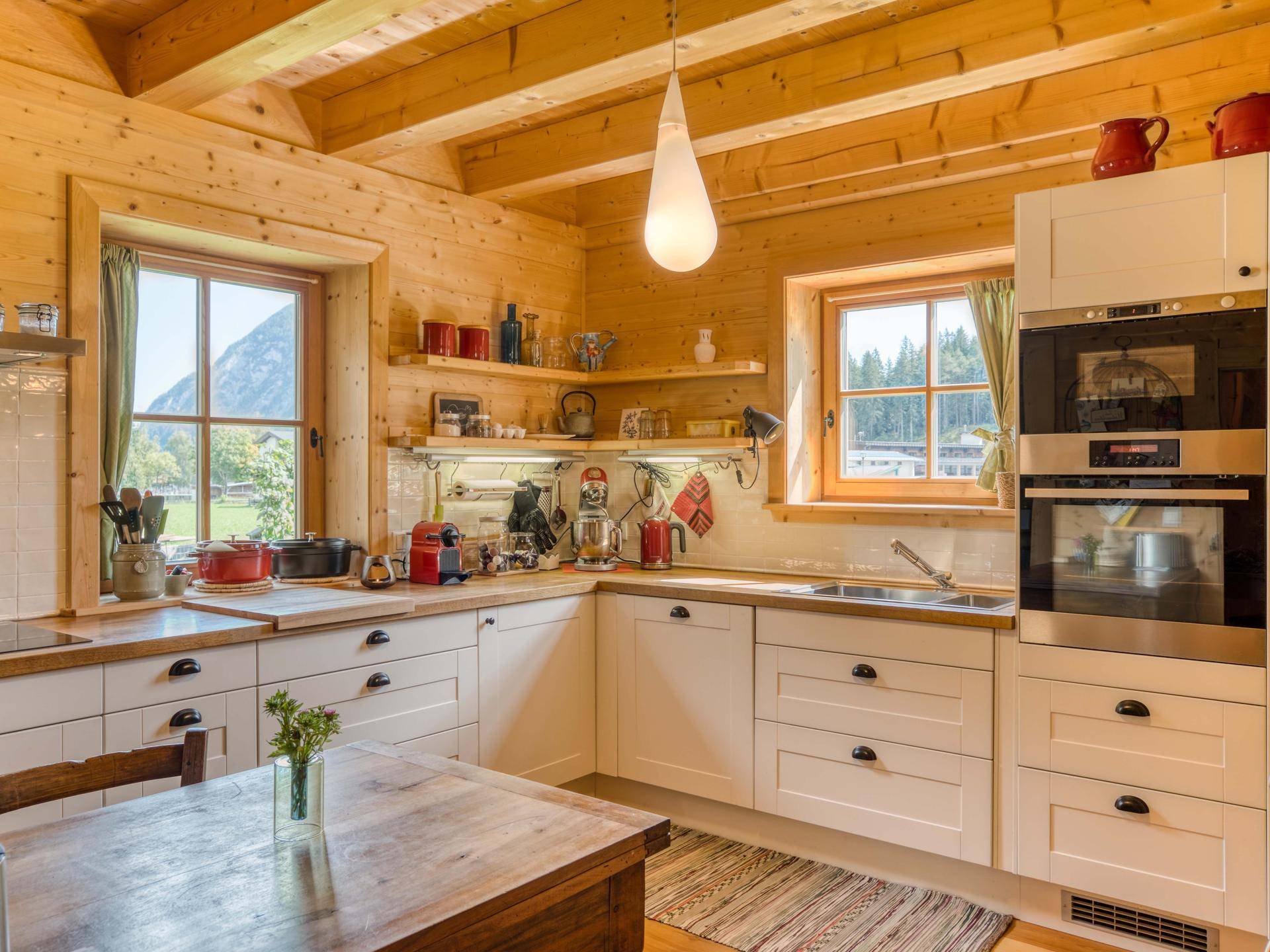 Küche im Landhausstil mit Blick auf den Garten