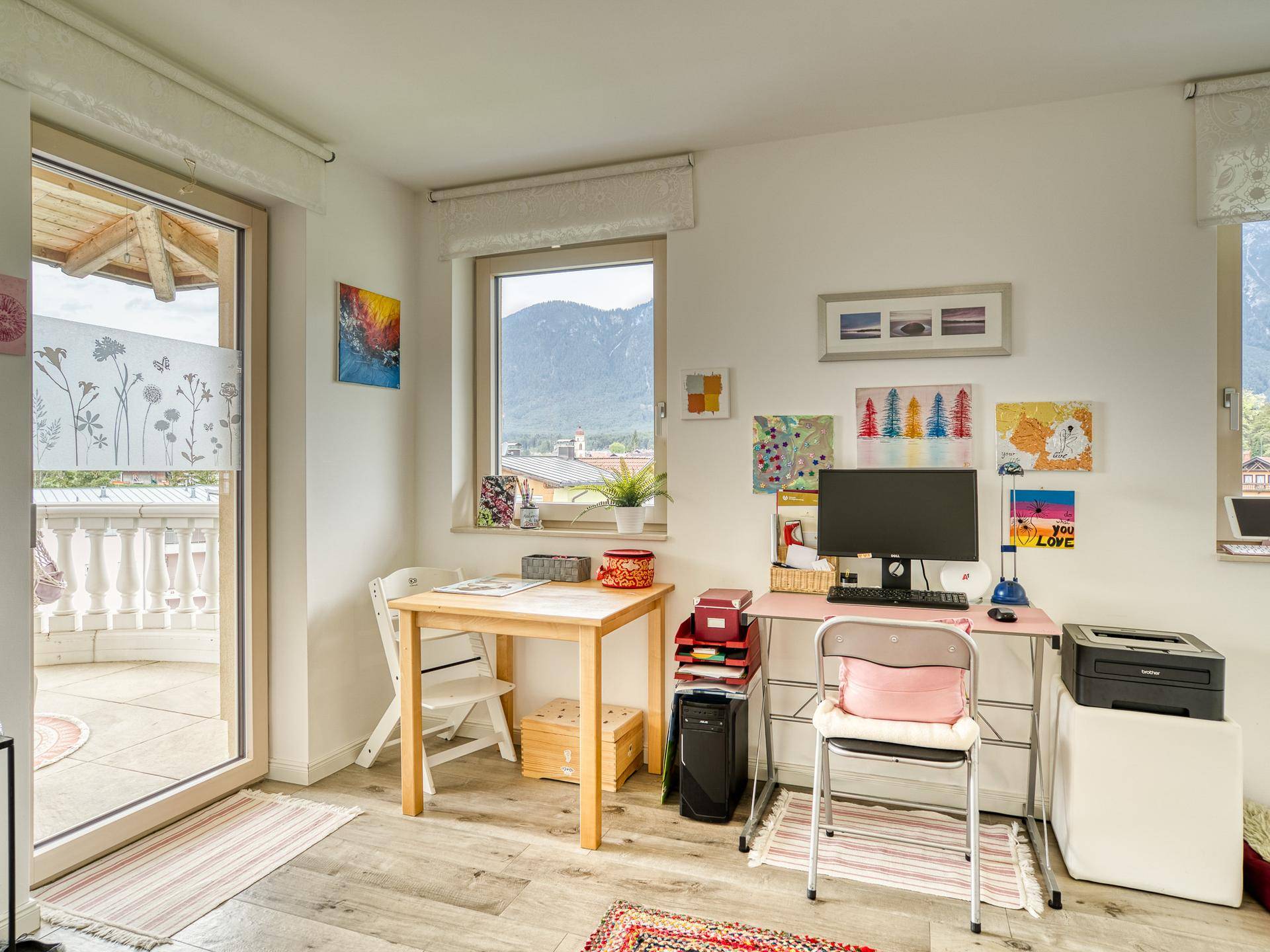 Kinderzimmer oder Büro mit Westbalkon