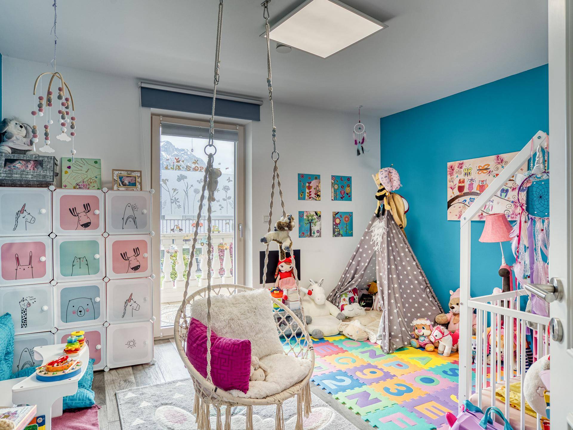 Kinderzimmer mit Ostbalkon
