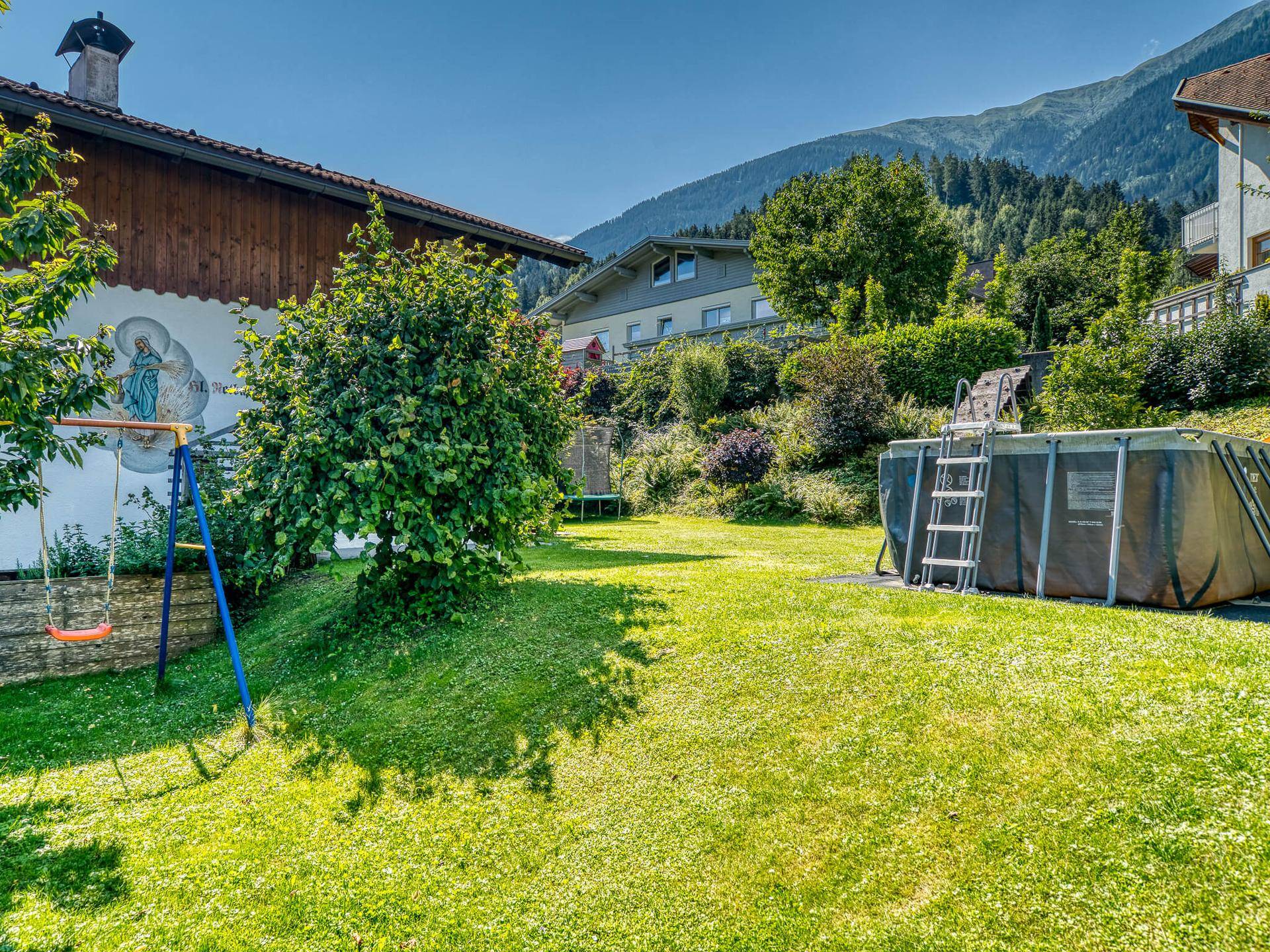 Großer Garten mit Aufstellpool