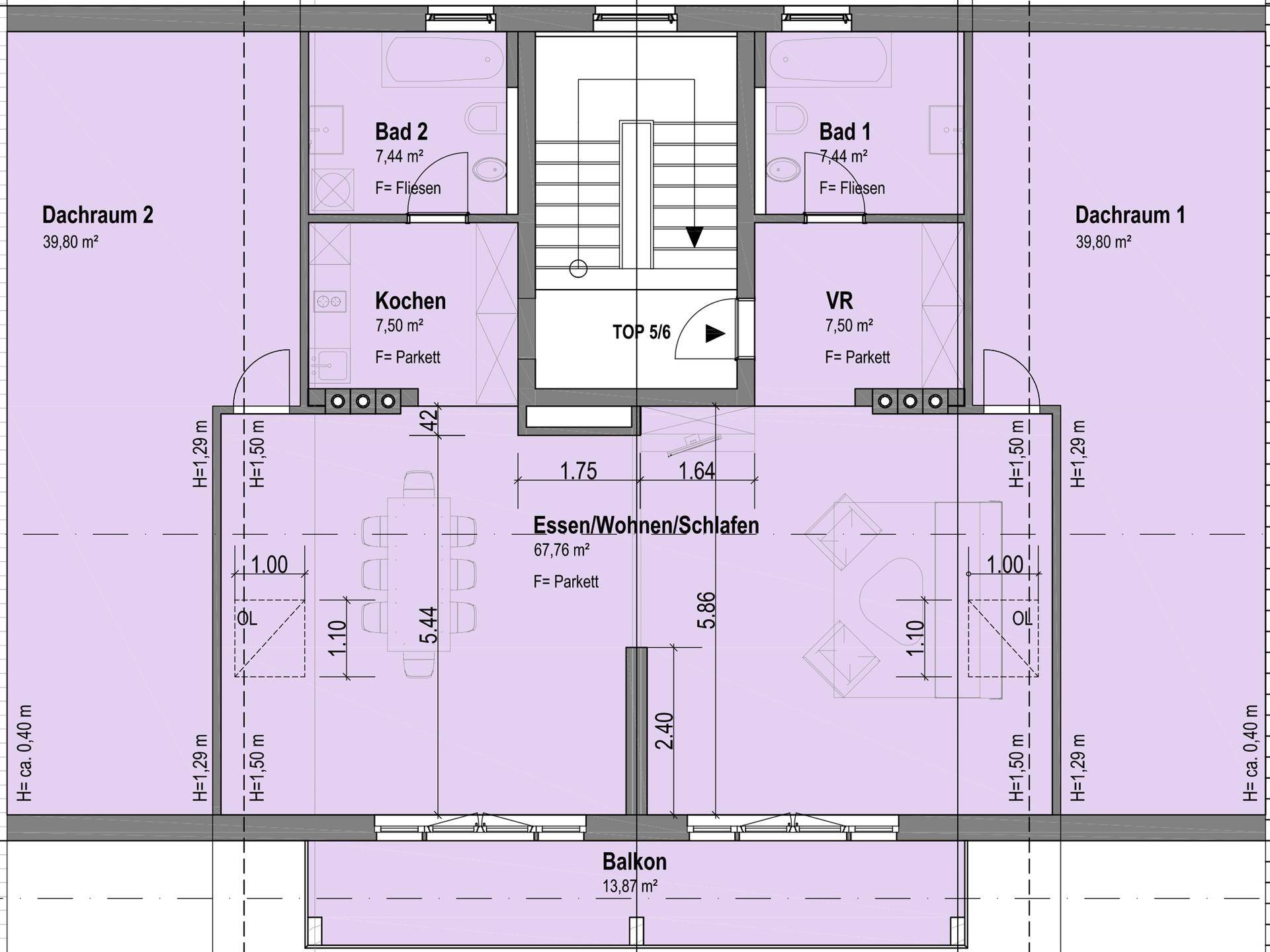 Grundriss der Dachgeschosswohnung mit offenem Wohnbereich, zwei Bädern und Balkon.