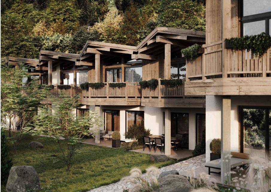 Reihenhäuser im alpinen Stil mit privaten Terrassen und Balkonen, umgeben von Natur.