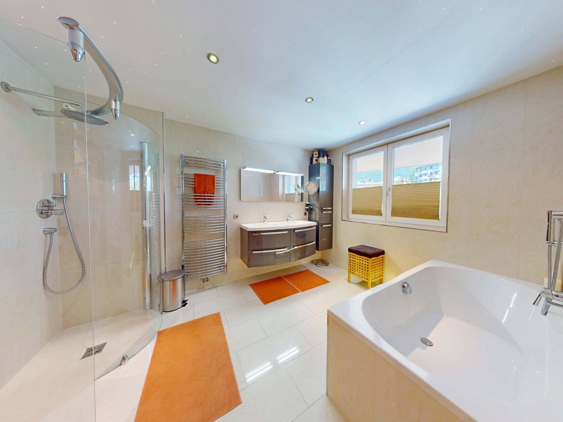 Modernes Badezimmer mit großer begehbarer Dusche, Badewanne und Doppelwaschbecken.