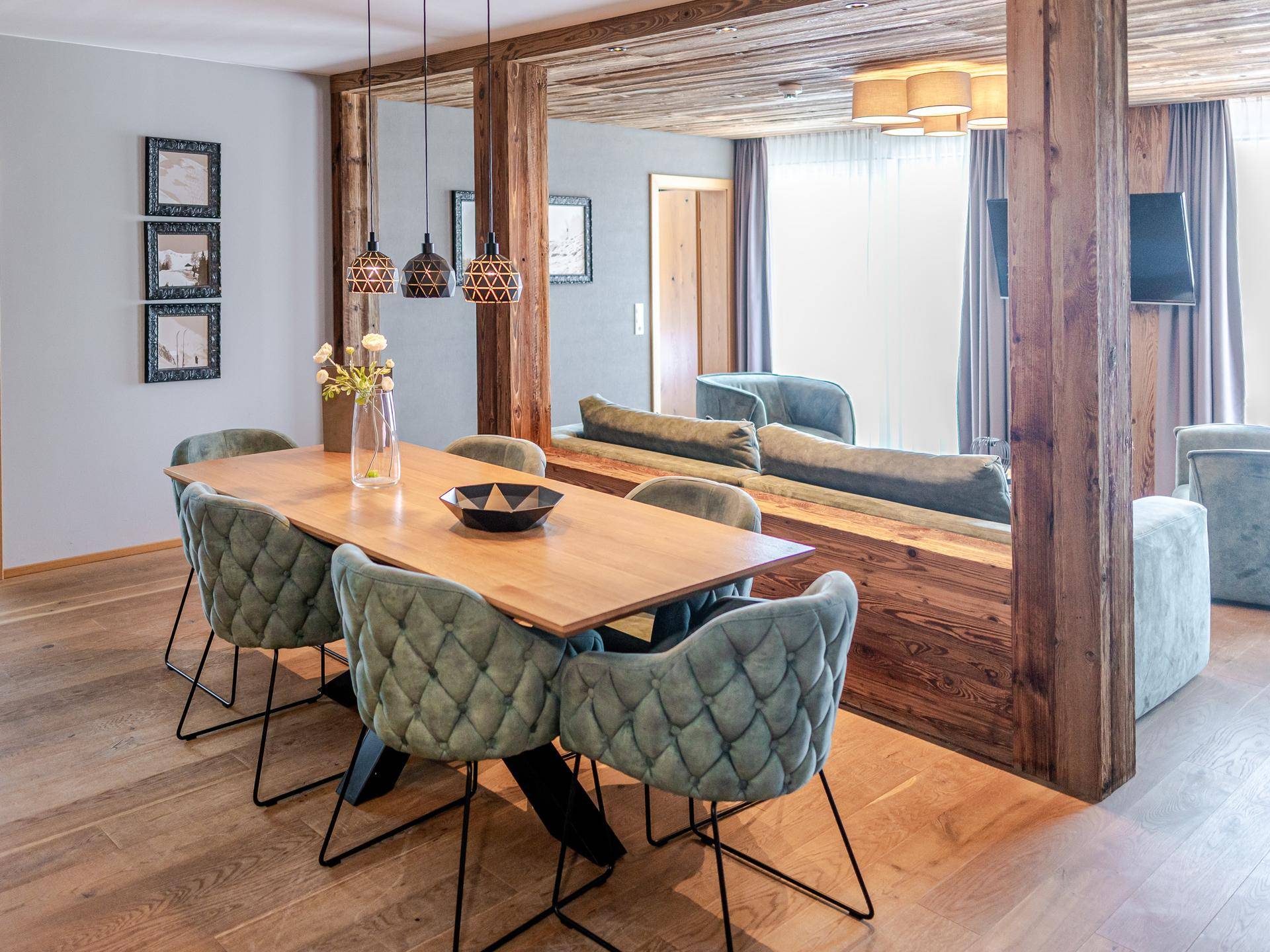 Heller Essbereich mit Holztisch und bequemen Stühlen, offen zum Wohnzimmer.