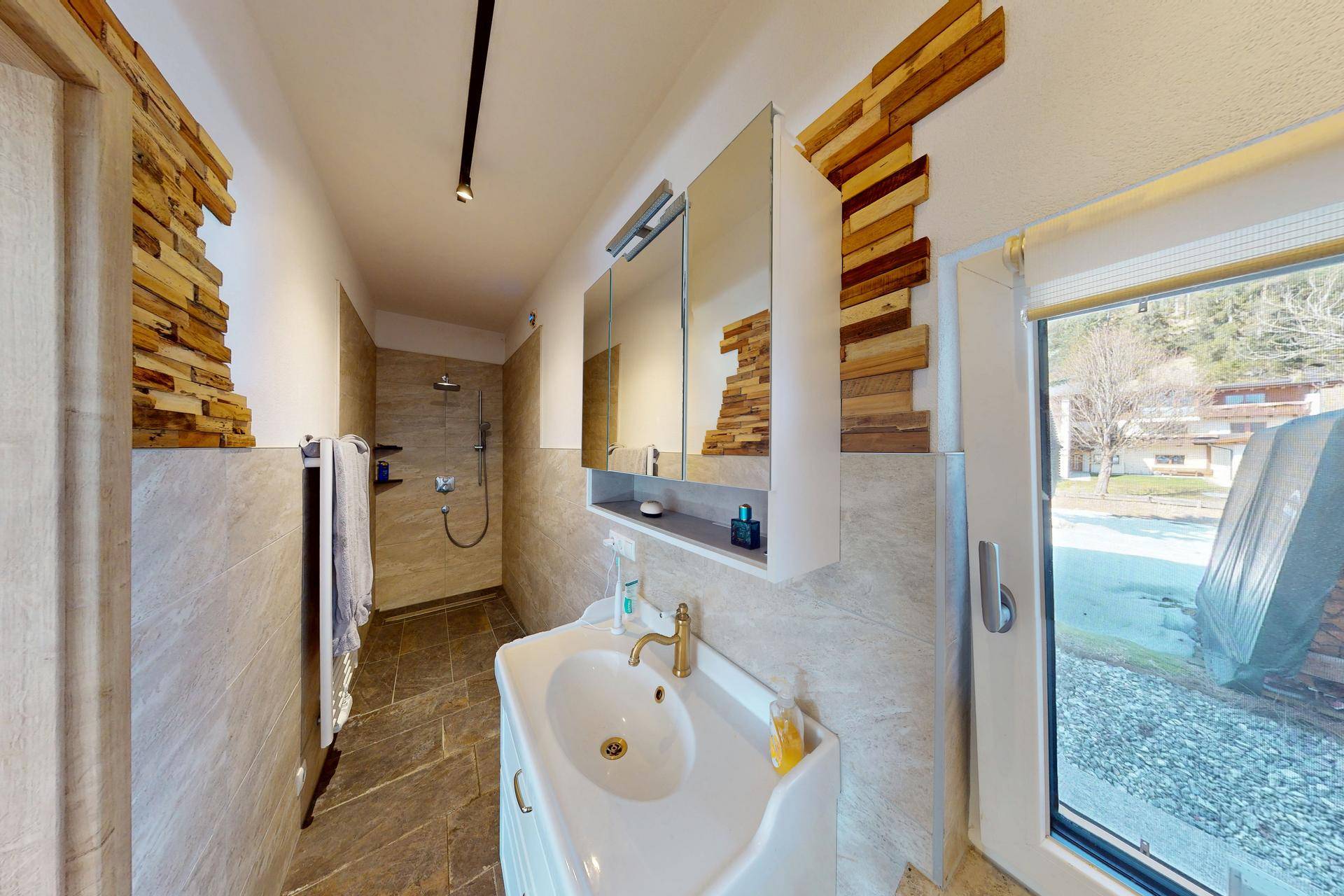 Modernes Badezimmer mit begehbarer Dusche, Einzelwaschbecken und Fenster mit Blick ins Grüne.