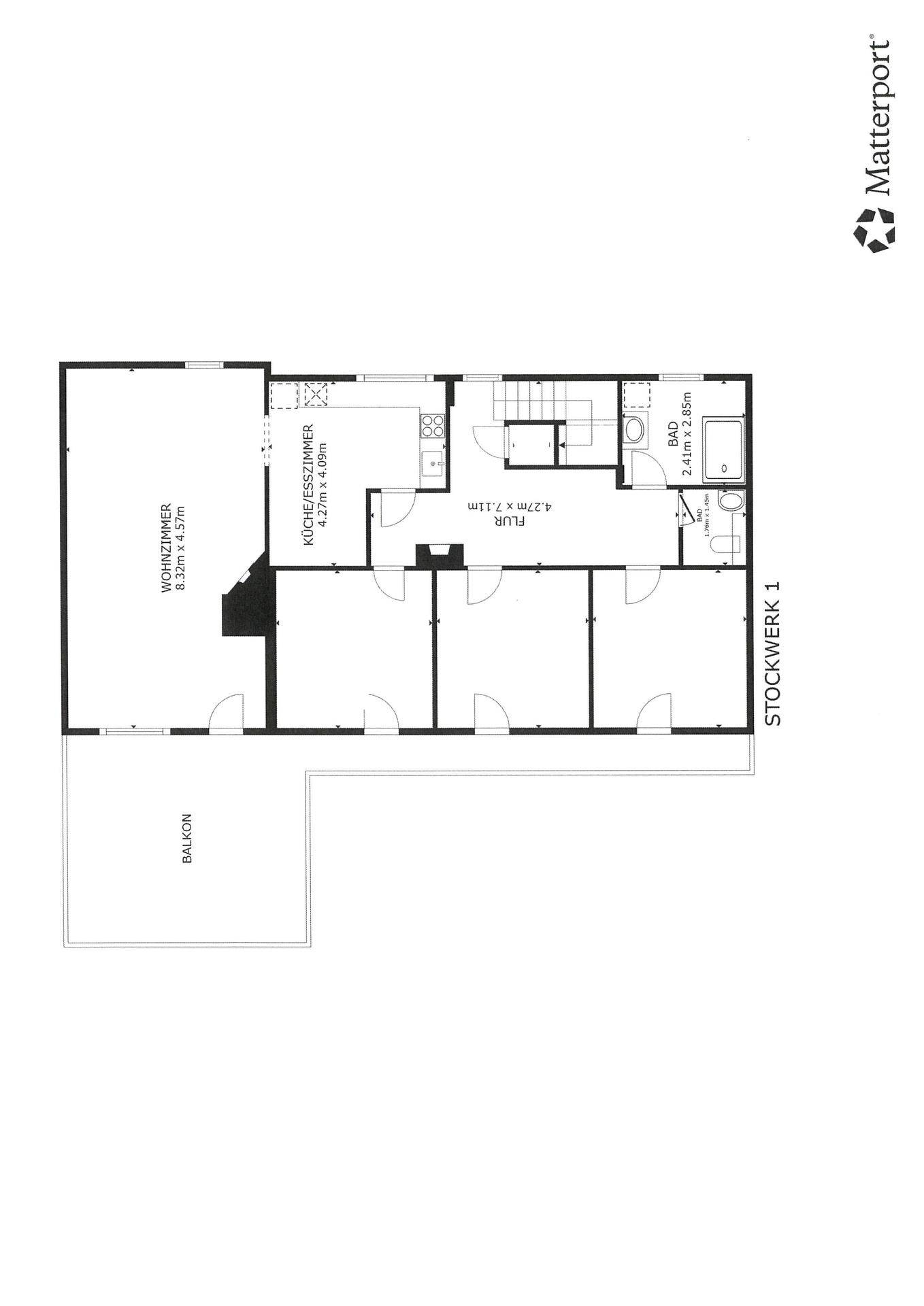Grundriss des ersten Stockwerks mit Wohnzimmer, Küche/Esszimmer und Balkon.