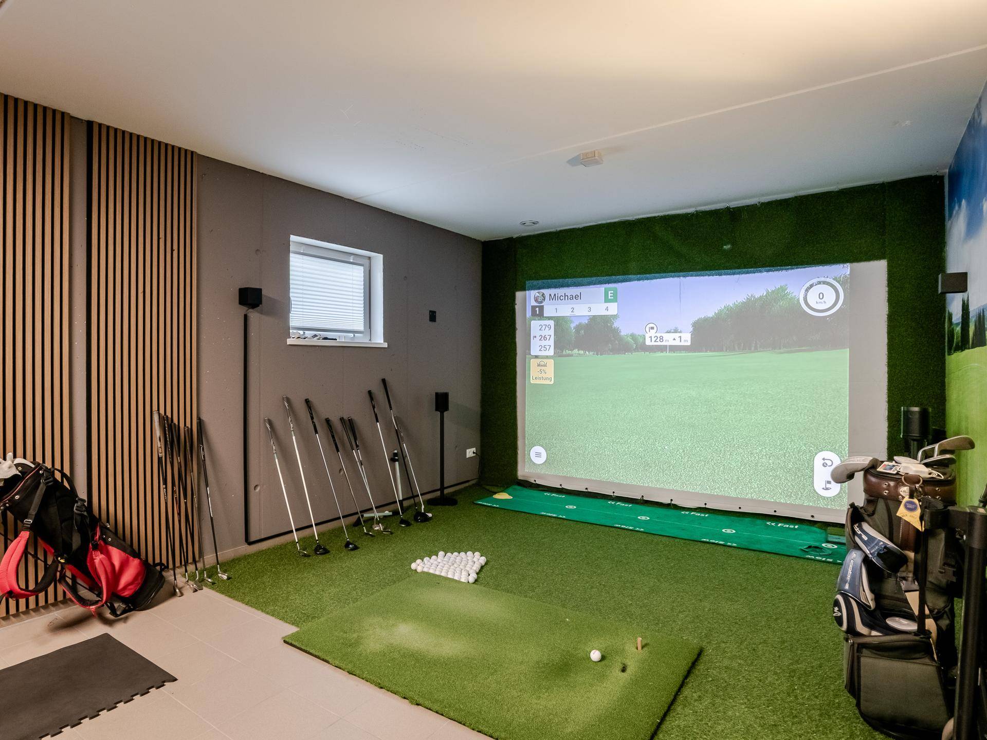 Exklusiver Indoor-Golfsimulator mit professioneller Ausrüstung und einer entspannten Atmosphäre.