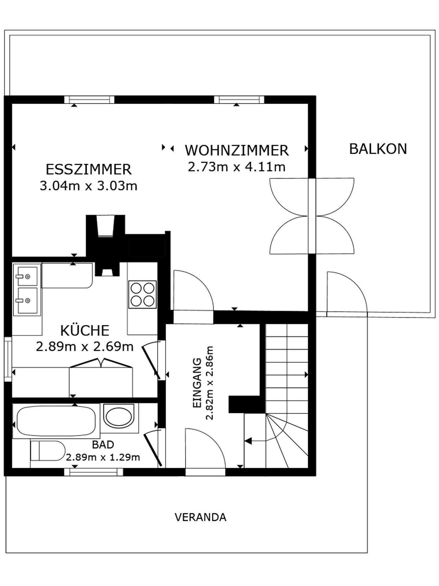 Grundriss des Erdgeschosses mit Wohnzimmer, Esszimmer, Küche, Bad und Balkon.