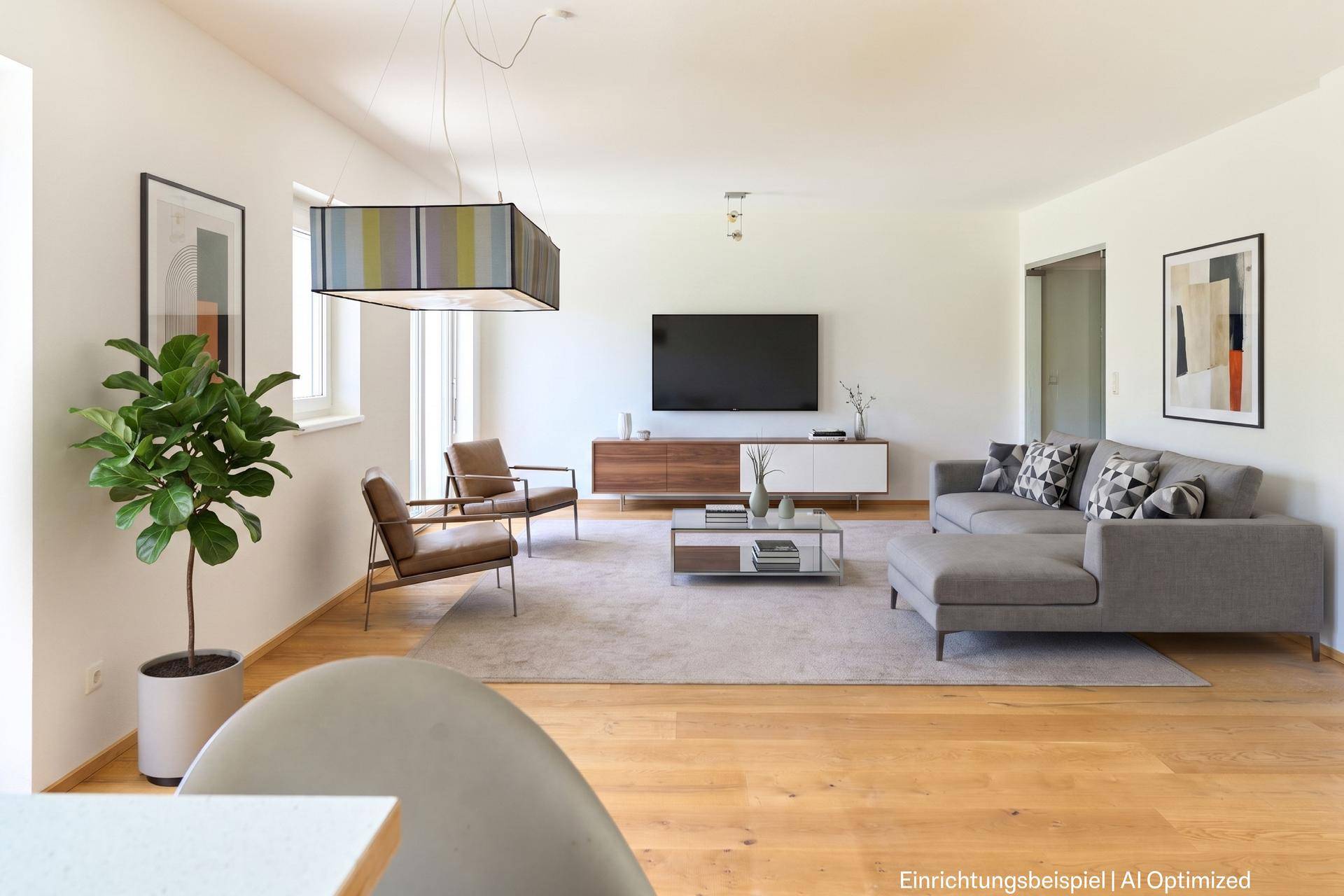 Modern eingerichtetes Wohnzimmer mit bequemer Couch, Fernseher und Holzboden.