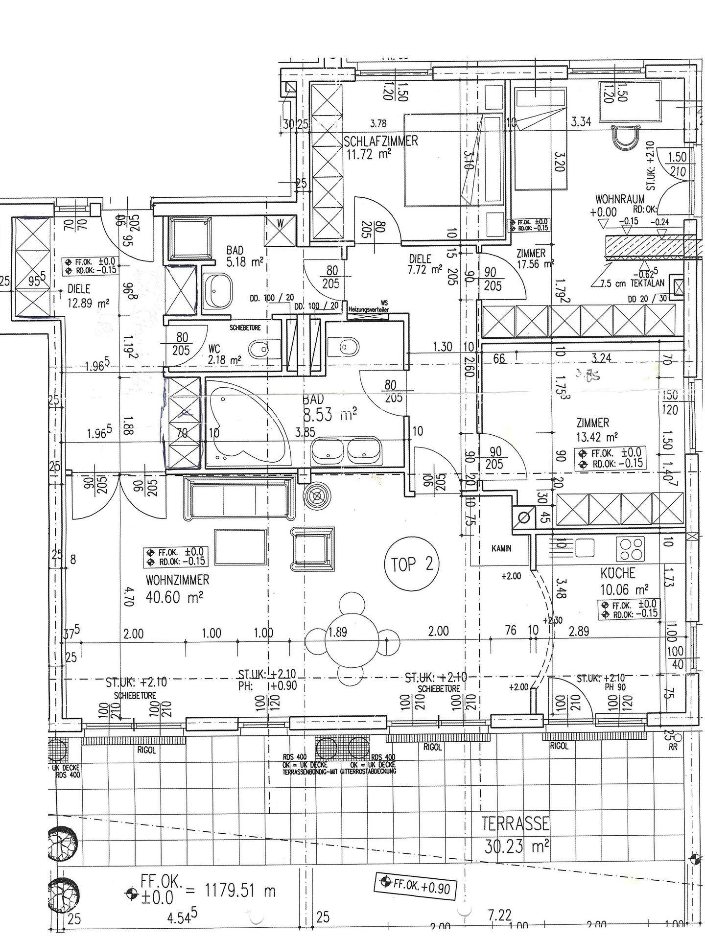 Detaillierter Grundriss der Wohnung Top 2 mit Terrasse, Kamin und mehreren Zimmern.