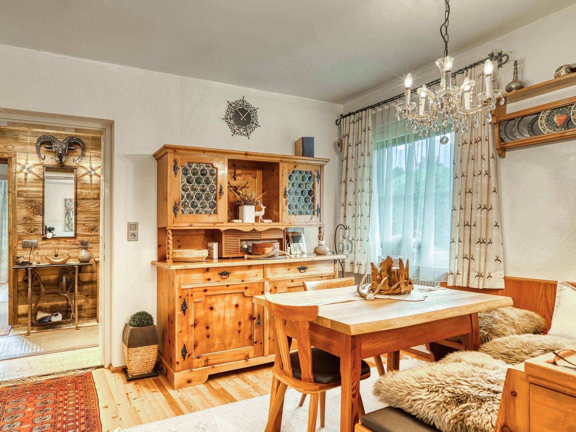 Essbereich im traditionellen Stil mit Holztisch, Eckbank und einem antiken Buffet.