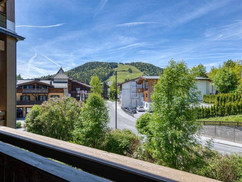Panoramablick vom Balkon auf die umliegende Berglandschaft und die Straße.