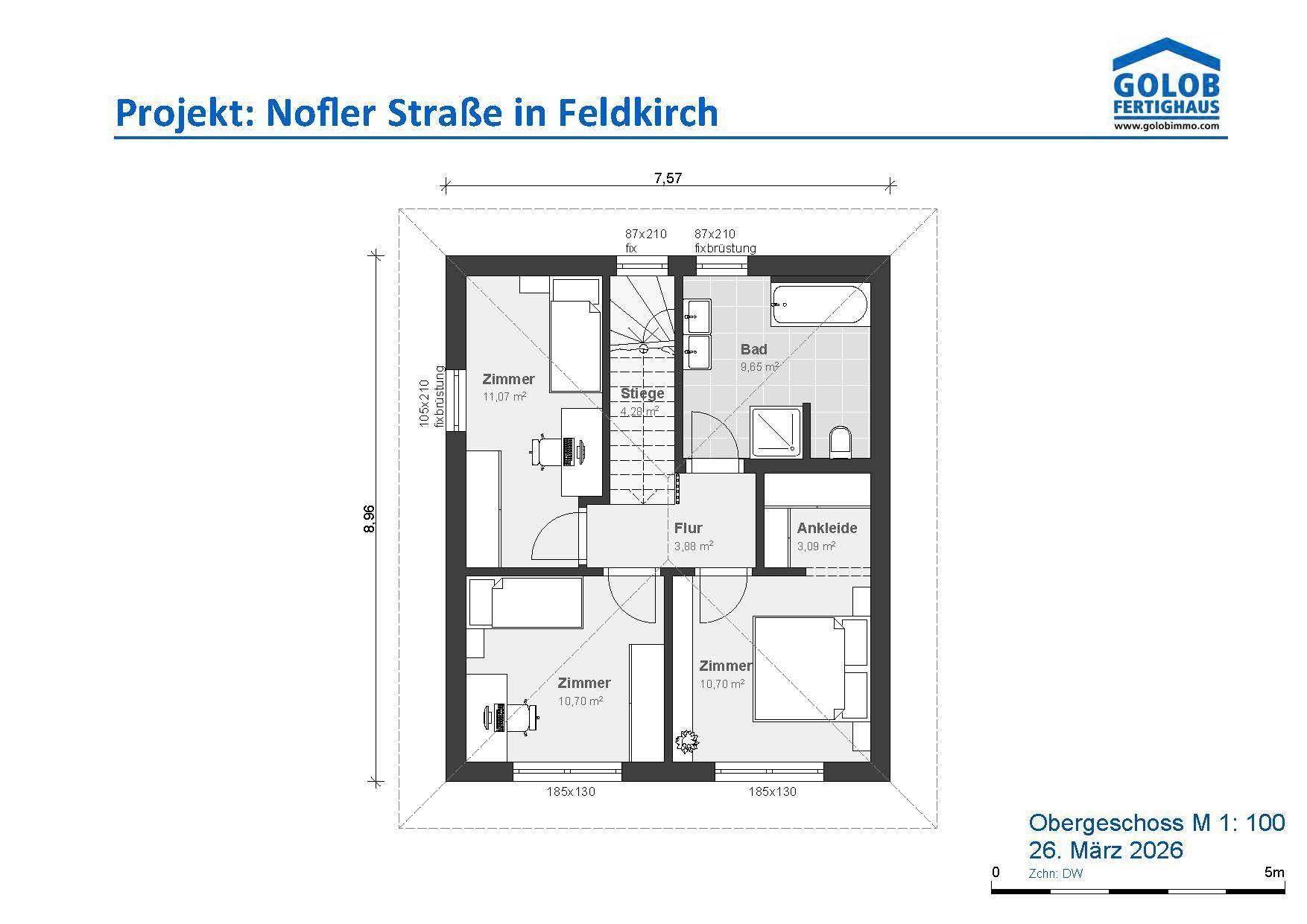 Grundriss des Obergeschosses mit drei Schlafzimmern, einem Badezimmer und Ankleidebereich.