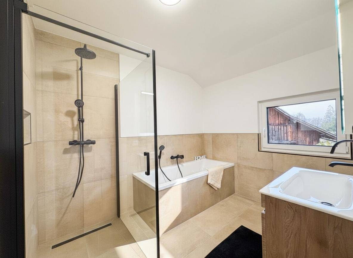 Modernes Badezimmer mit begehbarer Dusche, Badewanne, Einzelwaschbecken und Fenster für Tageslicht.