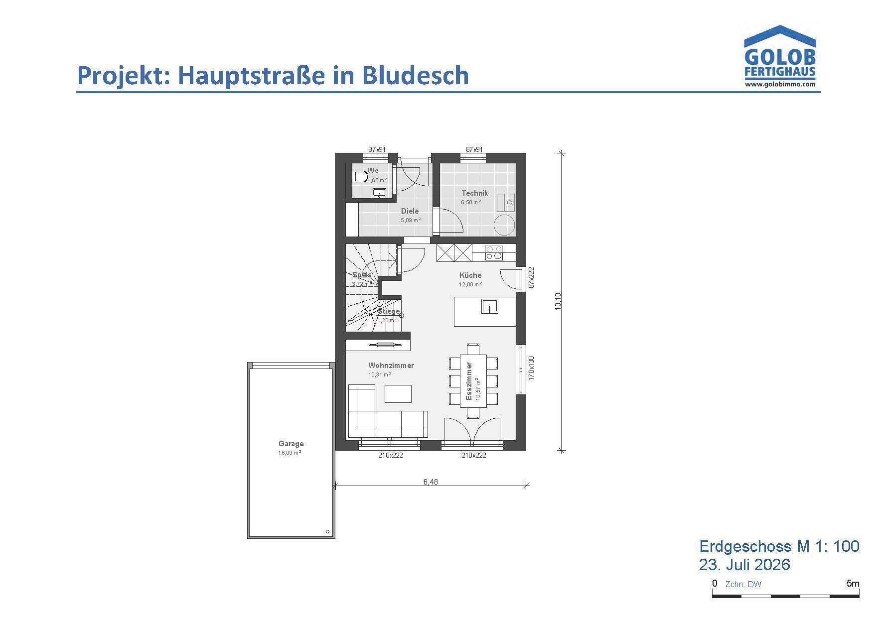 Grundriss des Erdgeschosses mit offenem Wohn- und Essbereich, Küche, Diele, Technikraum und angeschlossener Garage.