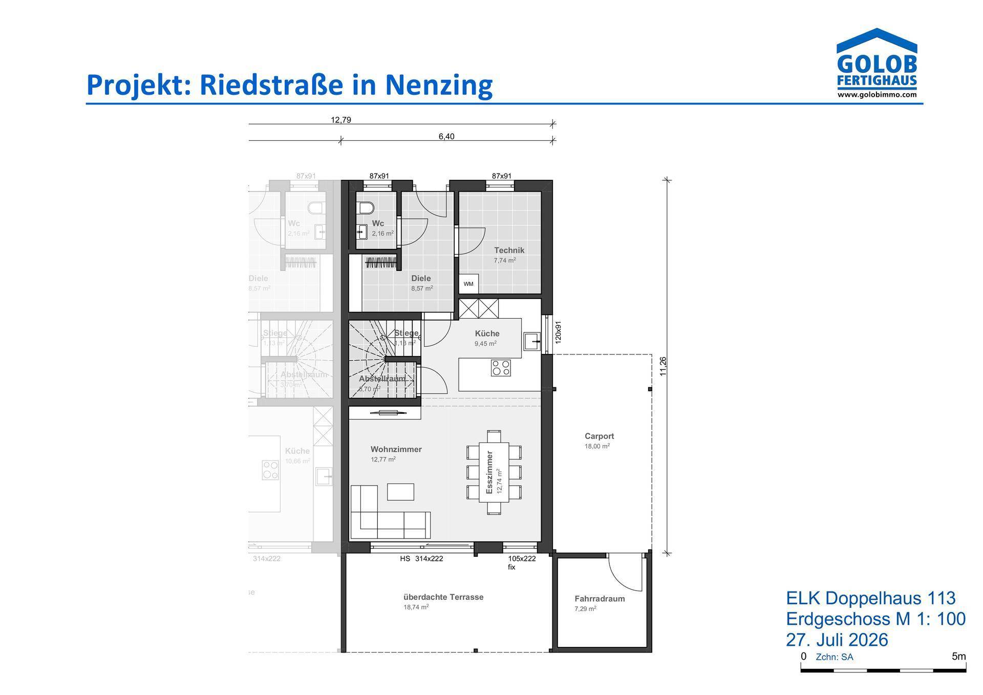 Grundriss des Erdgeschosses mit offenem Wohnbereich, Küche, Technikraum und überdachter Terrasse.