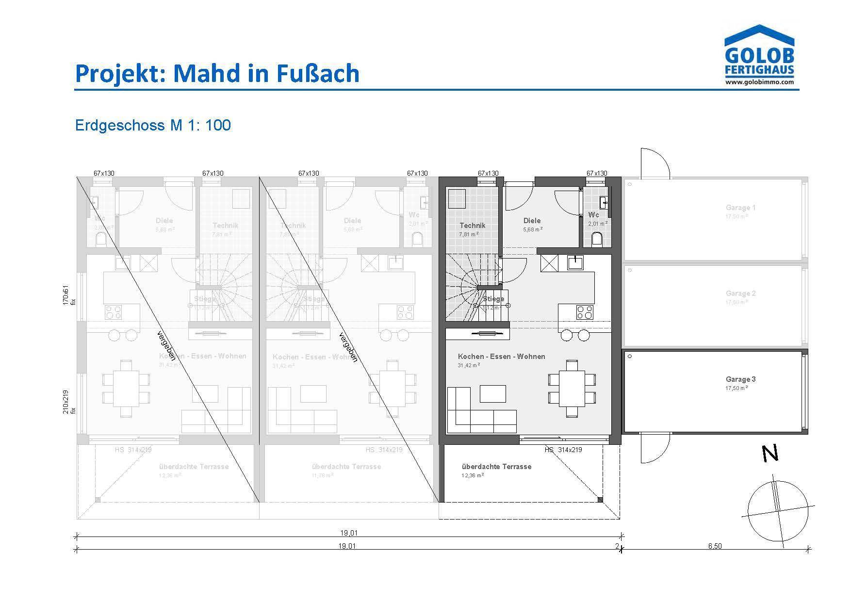 Grundriss des Erdgeschosses mit offenem Wohn-Essbereich, Küche und überdachter Terrasse.