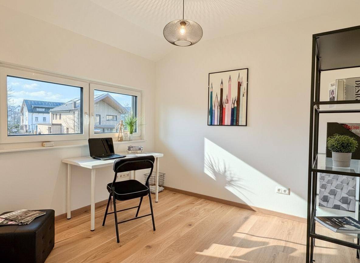 Helles Arbeitszimmer mit Holzboden, Schreibtisch und Regal, perfekt für konzentriertes Arbeiten.