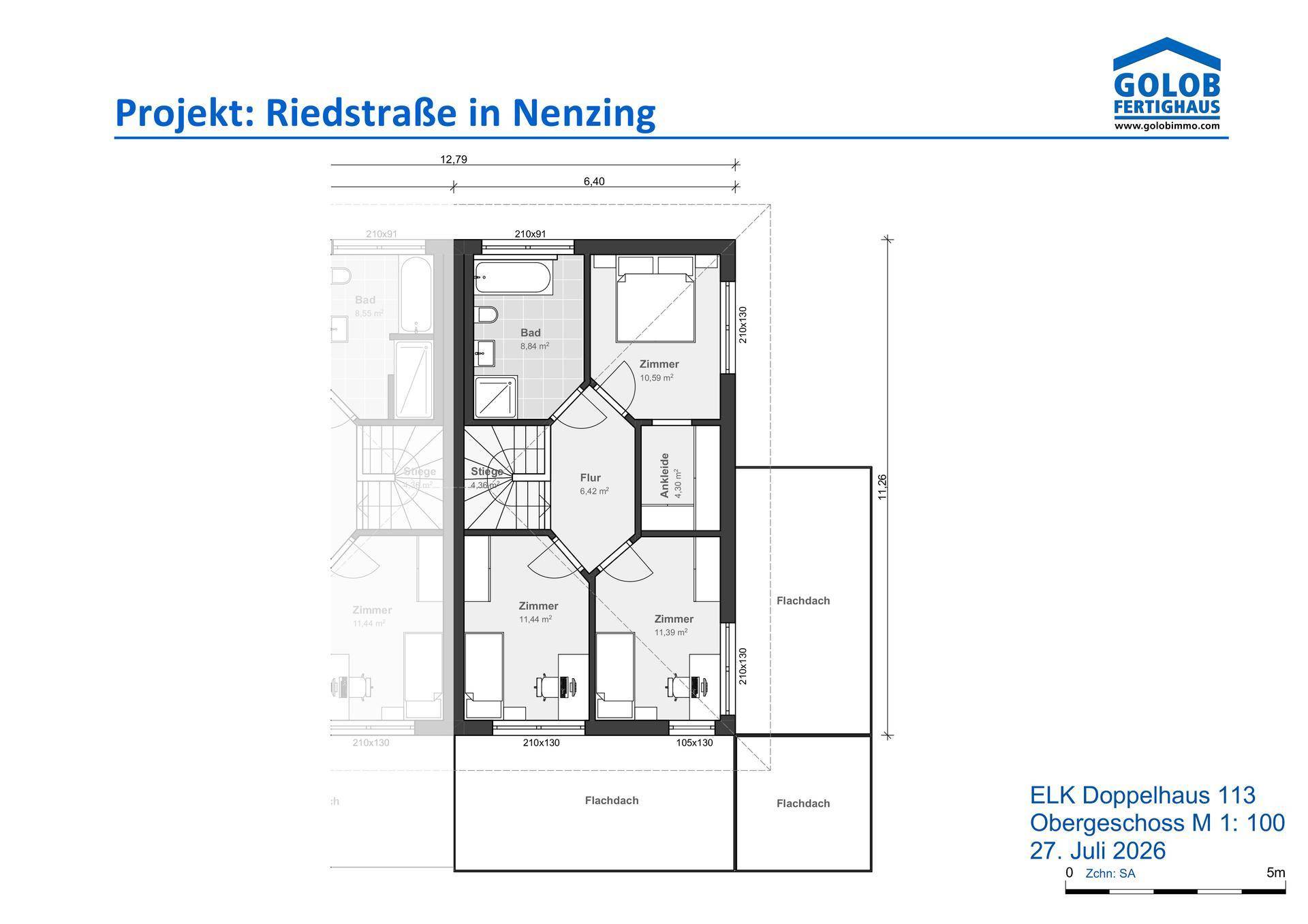 Grundriss des Obergeschosses mit drei Schlafzimmern, einem Badezimmer und Flachdachbereichen.