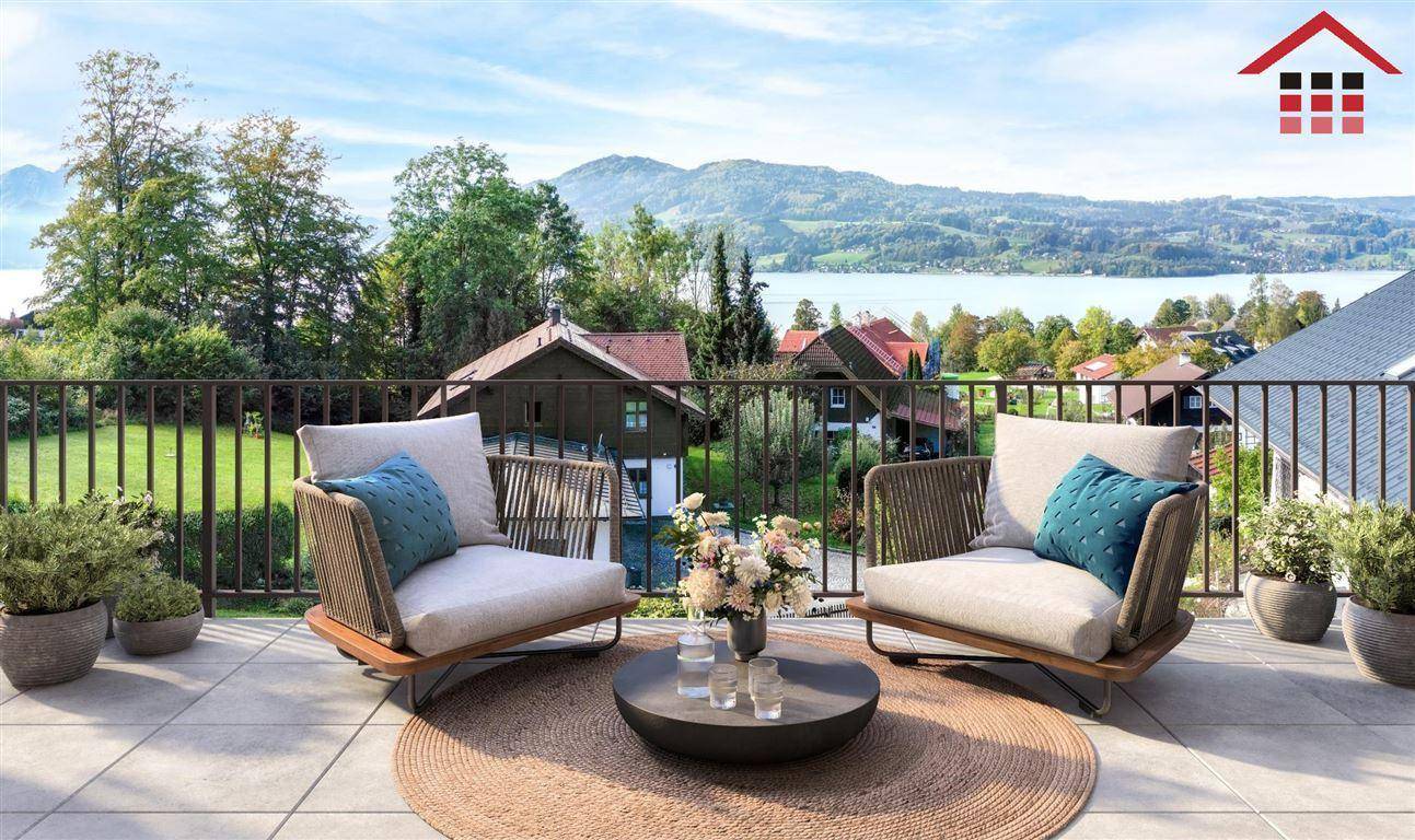 Geräumiger Balkon mit bequemen Sitzgelegenheiten und atemberaubendem Blick auf den See und die Berge.