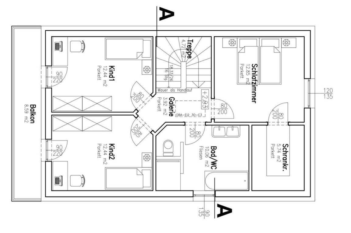 Grundriss des Obergeschosses mit drei Schlafzimmern, Bad und Balkon.