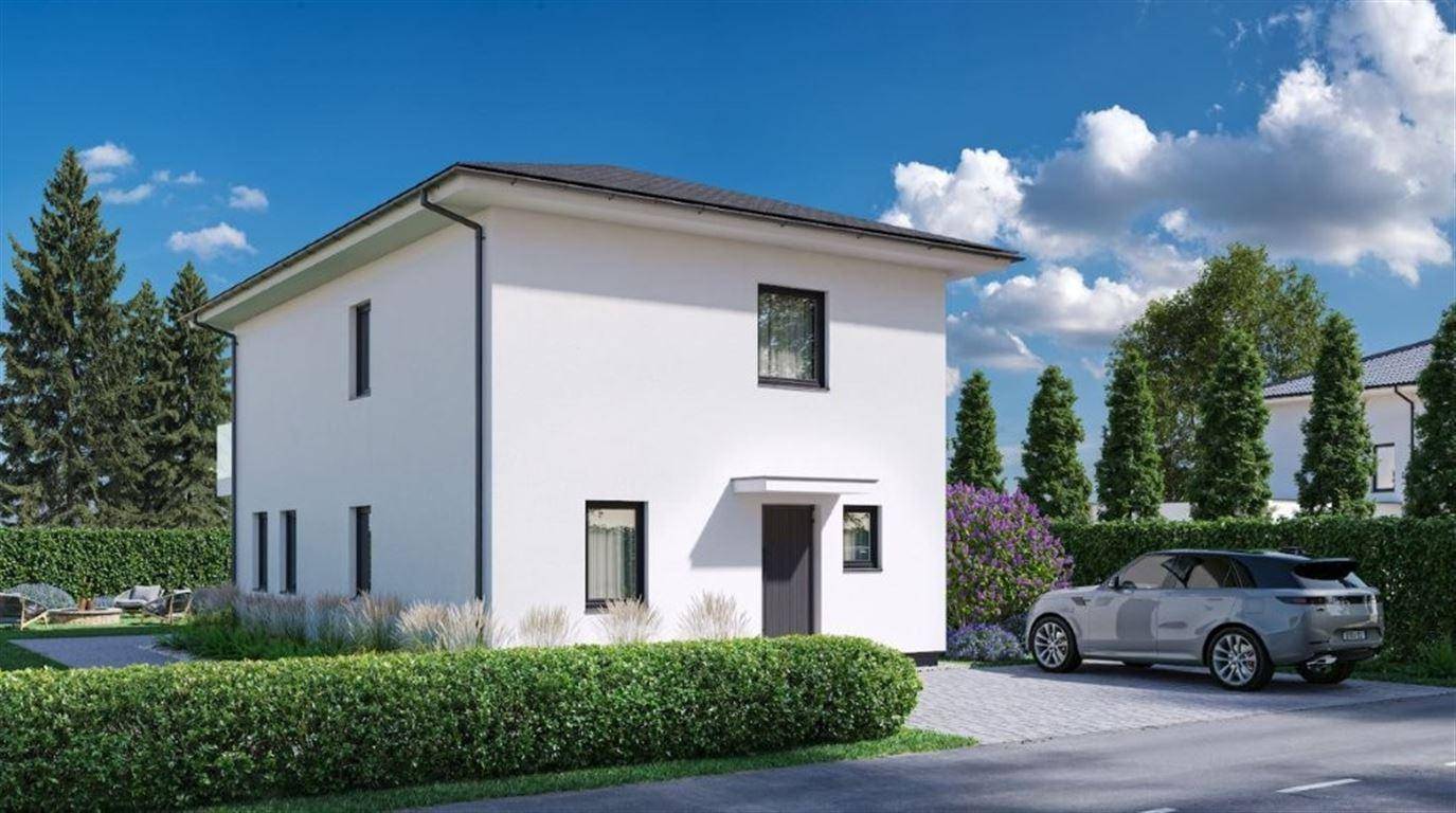 Ansicht des modernen Einfamilienhauses von der Straßenseite mit Einfahrt und Vorgarten.