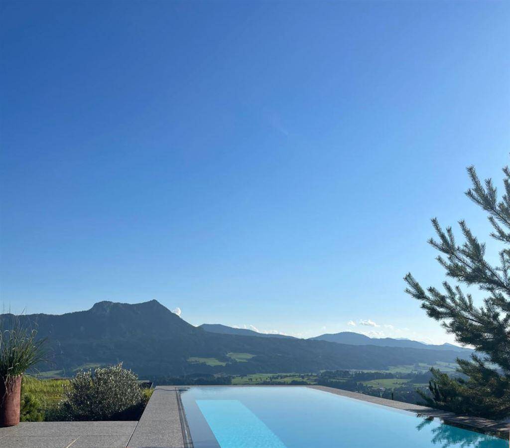 Wohnhausvilla hoch über dem Mondsee mit See- und Gebirgsblick - Więcej
