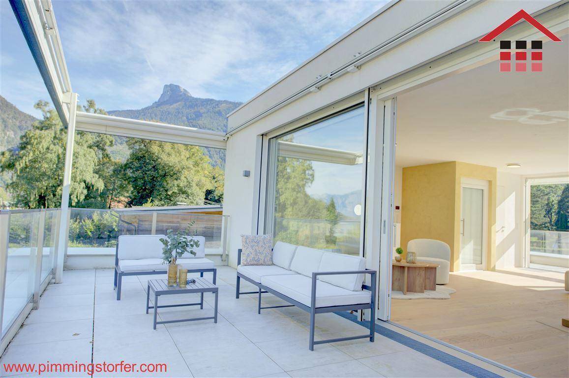Geräumiger Balkon mit bequemen Sitzgelegenheiten und beeindruckendem Blick auf die umliegende Berglandschaft.