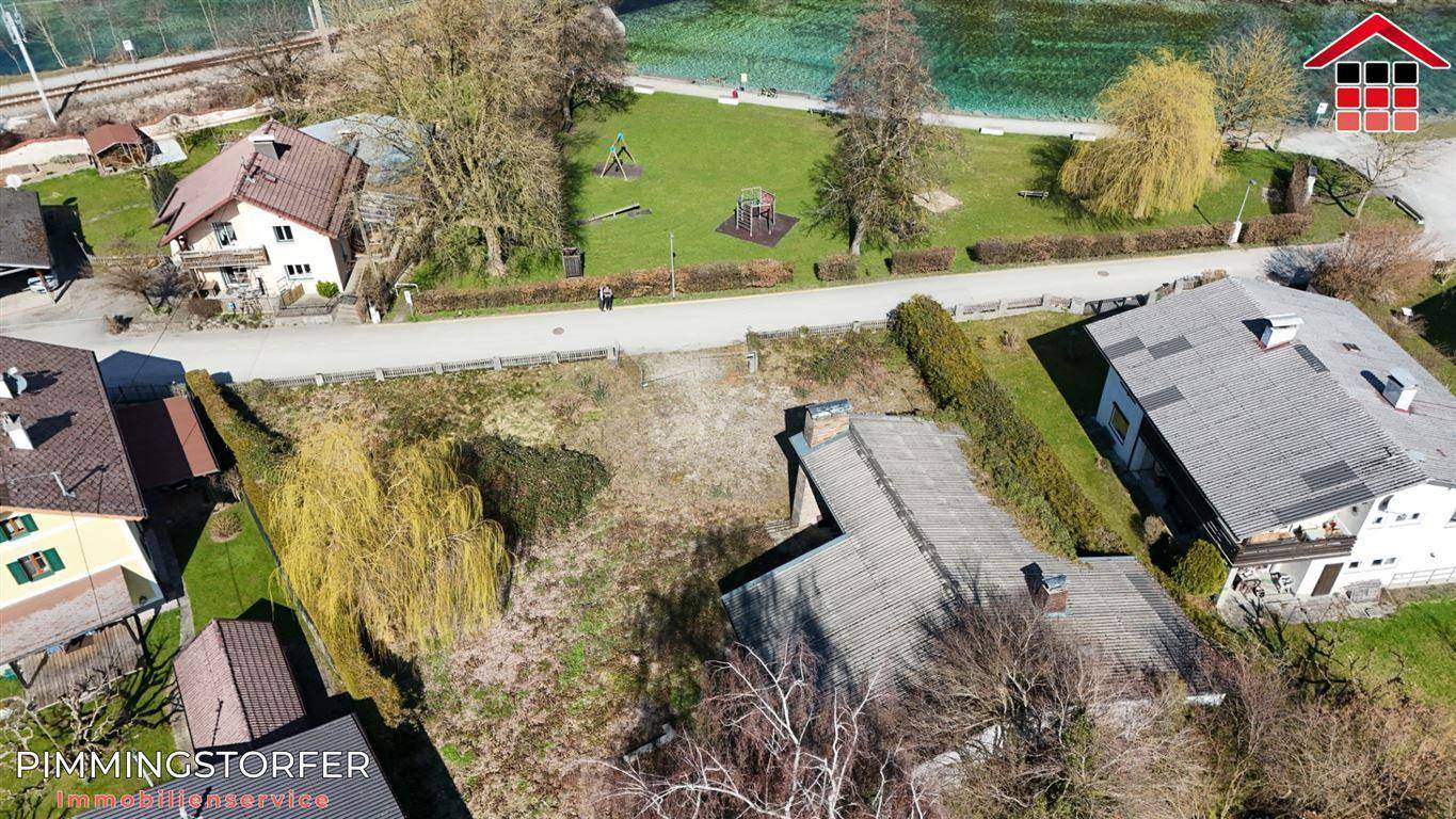 Detaillierte Luftansicht des Hauses und des Grundstücks mit Blick auf den angrenzenden Fluss und die grüne Umgebung.