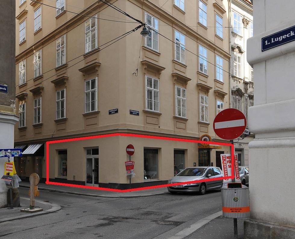 Eckgebäude mit hervorgehobener Gewerbefläche im Erdgeschoss an einer belebten Stadtkreuzung.