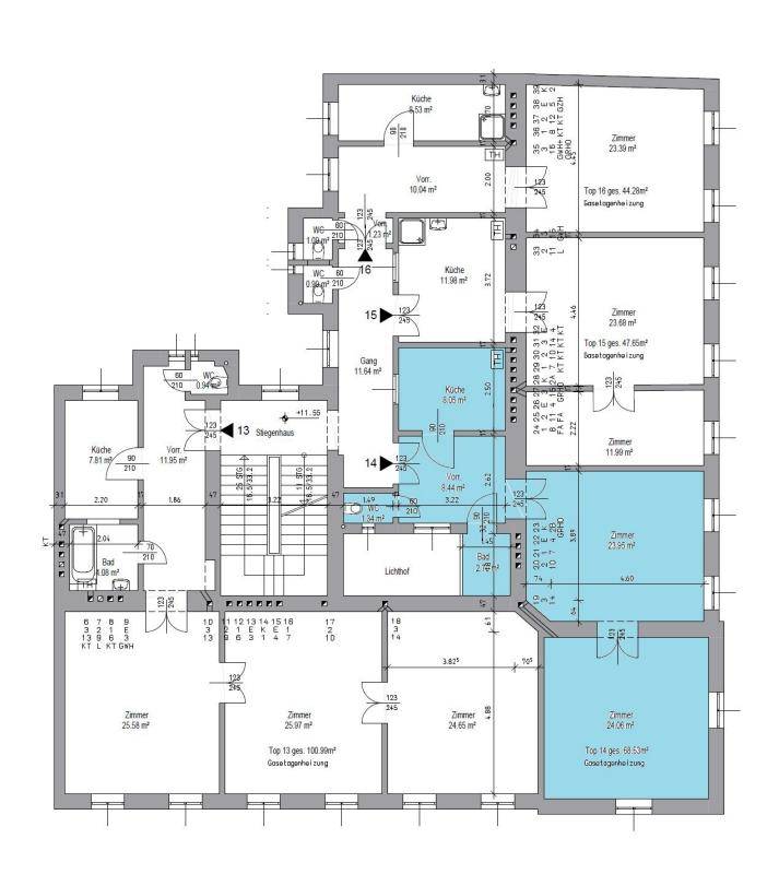 Detaillierter Grundriss einer Etage mit mehreren Wohnungen und Gemeinschaftsbereichen.