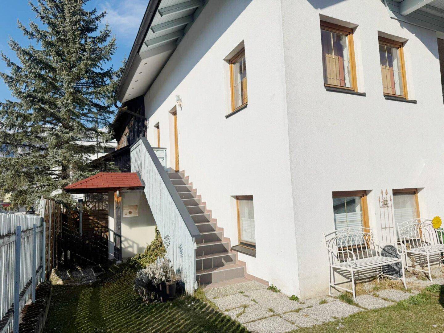 Ruhig gelegenes Mehrparteienhaus mit schöner Aussicht und viel Potenzial - Ansicht 2