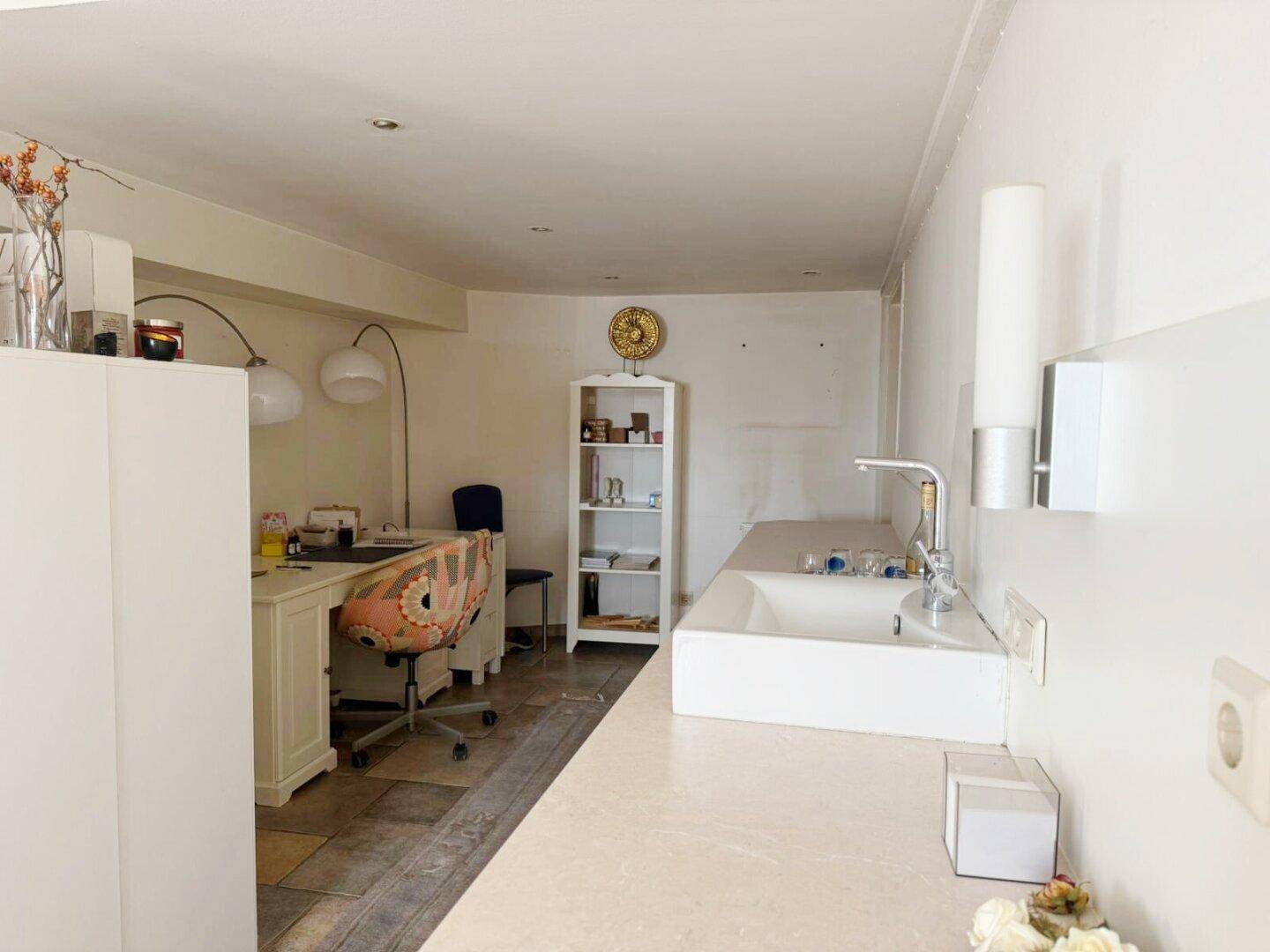 Ruhig gelegenes Mehrparteienhaus mit schöner Aussicht und viel Potenzial - Ansicht 5