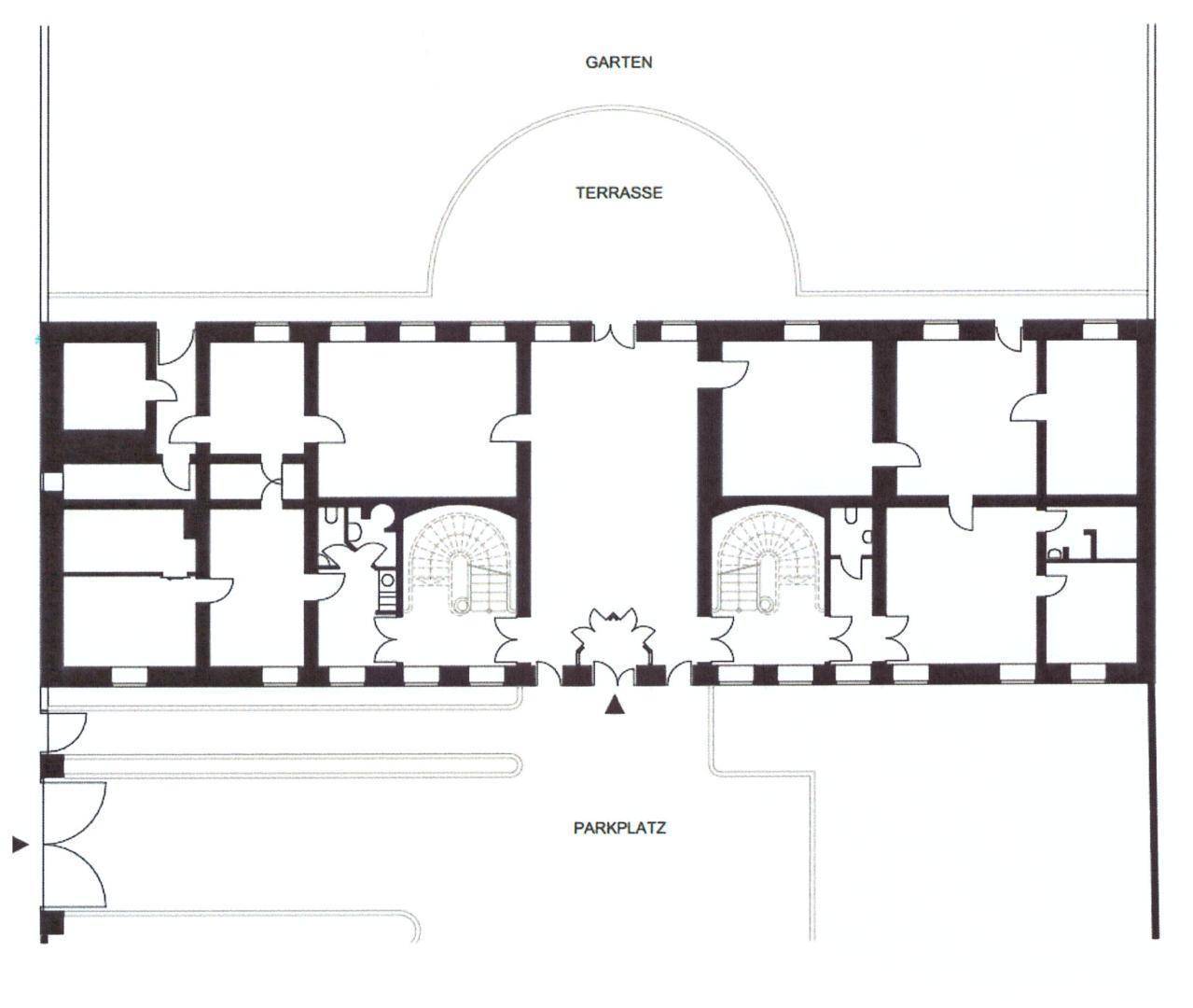 Grundriss des Erdgeschosses mit mehreren Räumen, zwei Treppenhäusern, einer Terrasse und Parkplatz.