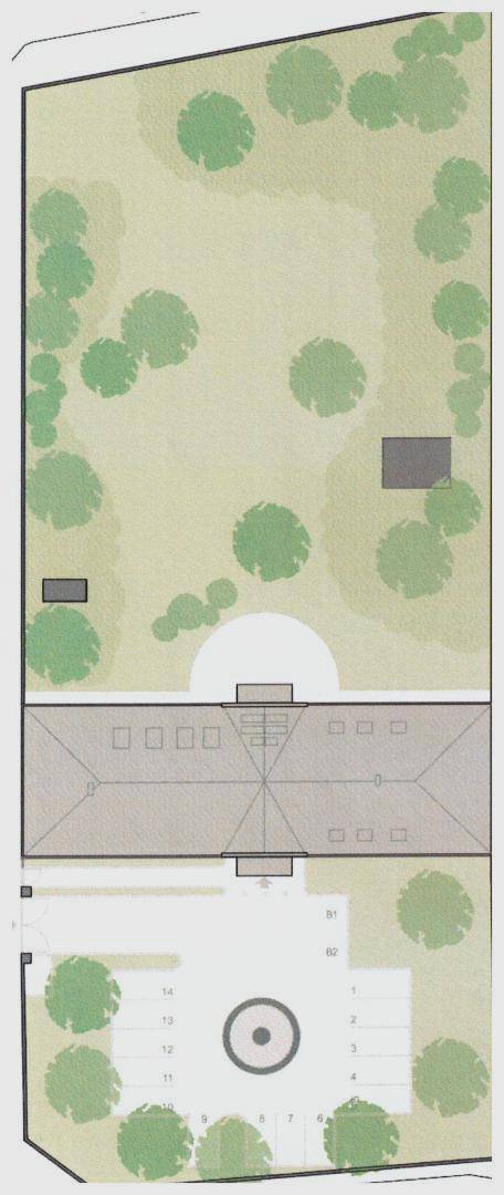 Gesamtgrundriss des Anwesens mit Gebäude, großem Gartenbereich und einem Vorhof mit Brunnen.