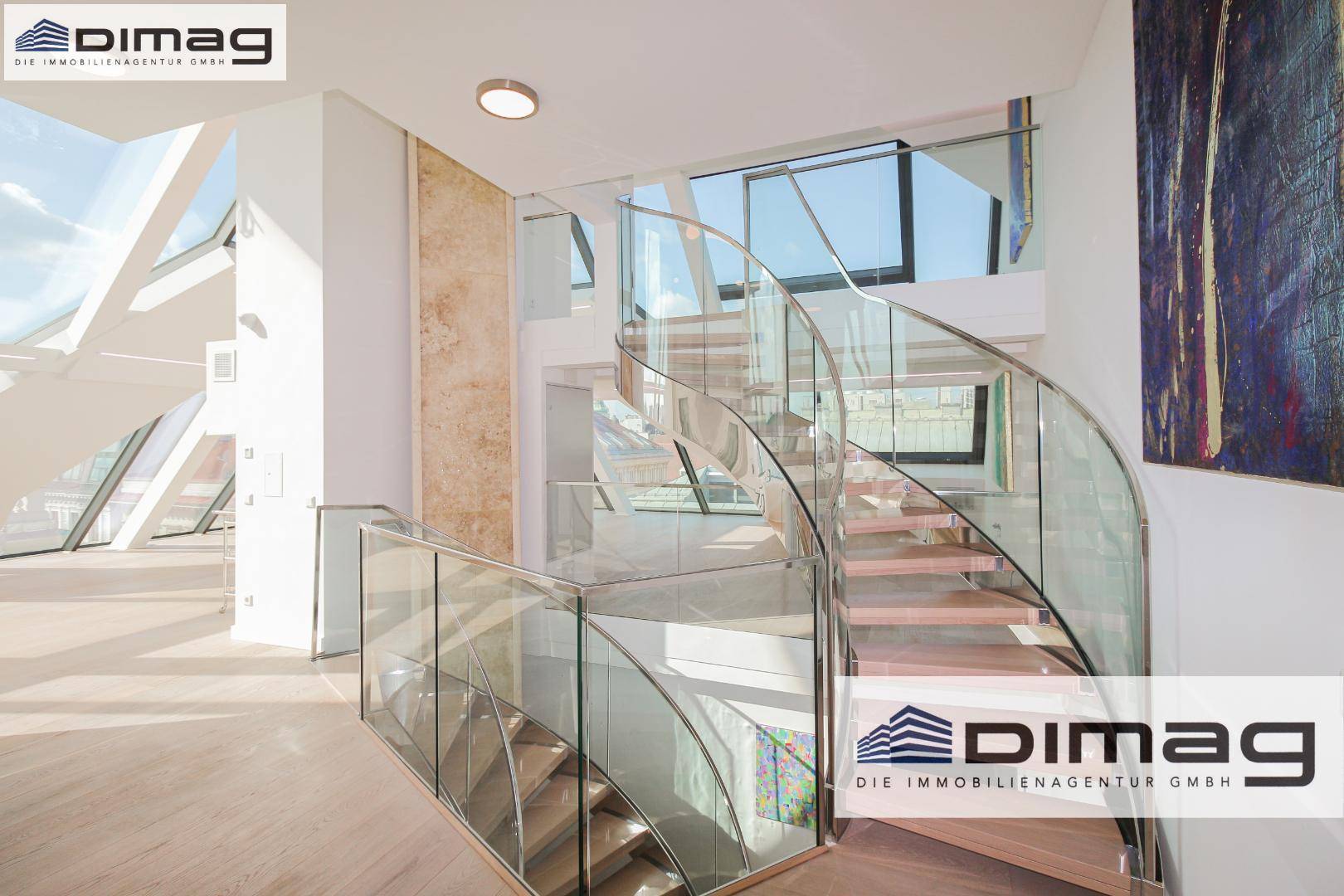 Beeindruckende Wendeltreppe mit Glasgeländer und Holzstufen, die den modernen Stil des Penthouses unterstreicht.