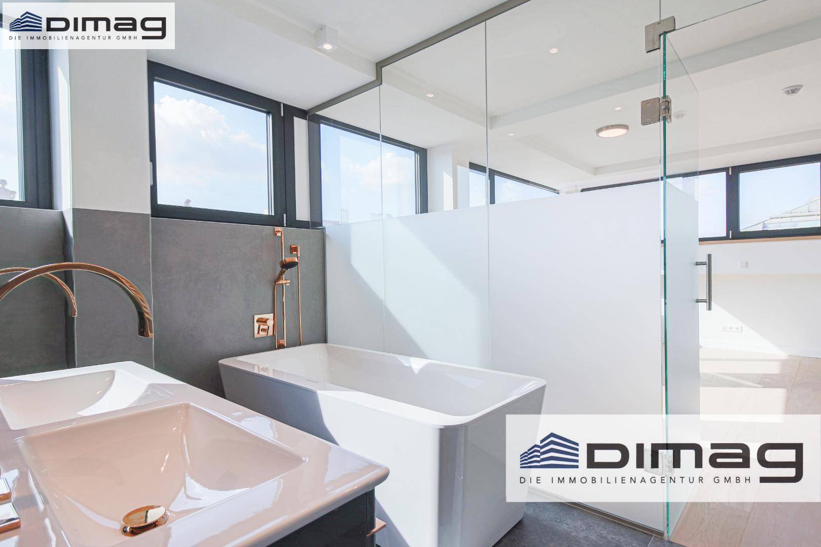 Modernes Badezimmer mit freistehender Badewanne, Doppelwaschbecken und eleganten Armaturen.