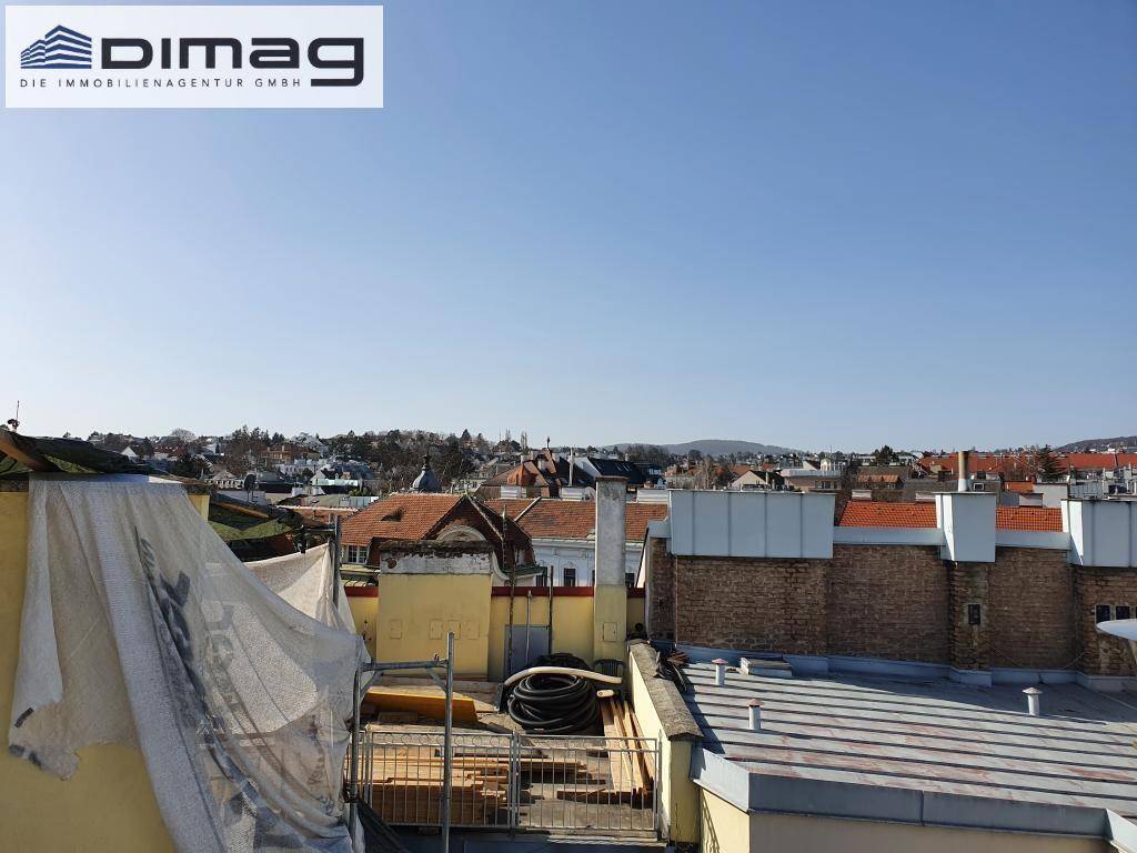 Blick über die Dächer der Stadt an einem sonnigen Tag, teilweise mit Baustellenmaterial.