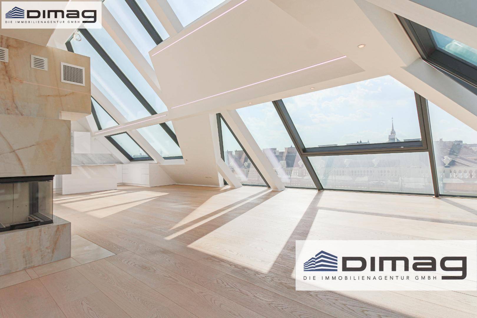 Moderner Wohnraum mit Kamin und schrägen Fenstern, die einen weiten Blick über die Stadt bieten.