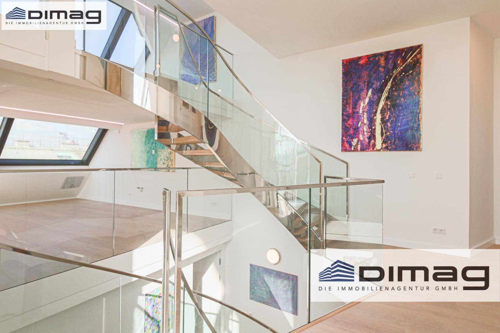 Elegante Wendeltreppe mit Glasgeländer in einem lichtdurchfluteten Treppenhaus, das verschiedene Ebenen verbindet.