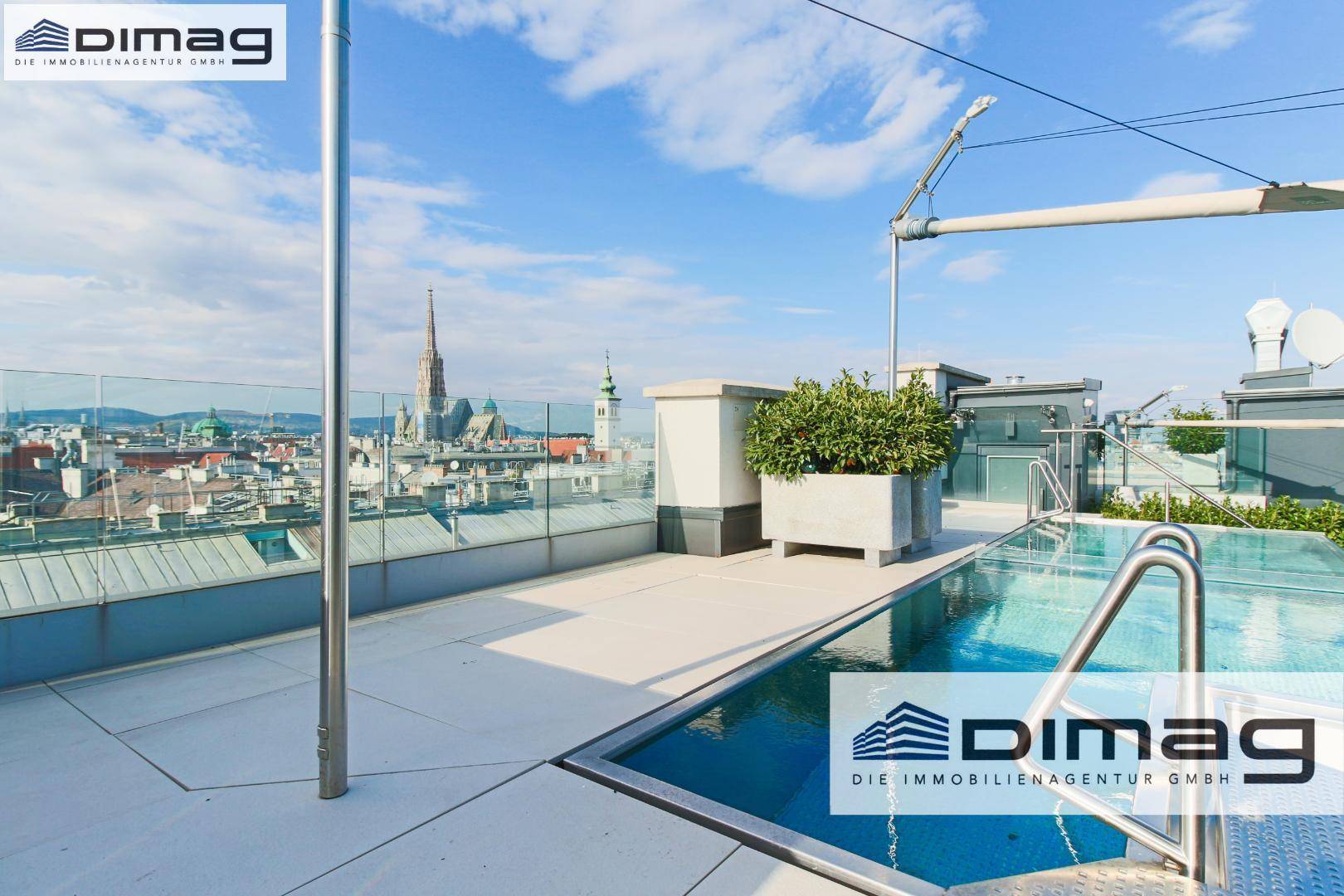 Exklusive Dachterrasse mit Infinity-Pool und Panoramablick über die Dächer der Stadt.
