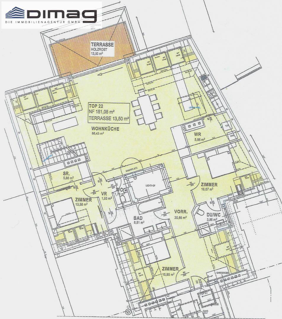 Grundriss der Hauptebene mit großer Wohnküche, drei Zimmern, zwei Bädern und Terrasse.