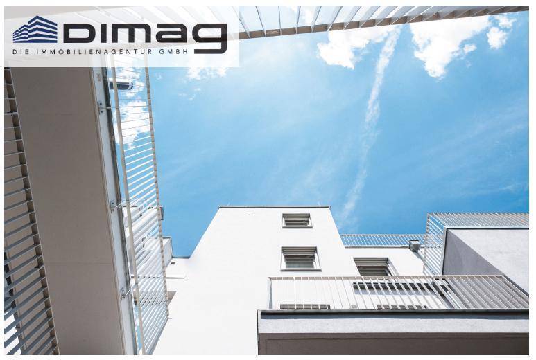 Blick nach oben auf die moderne Architektur eines Gebäudes mit Balkonen unter blauem Himmel.