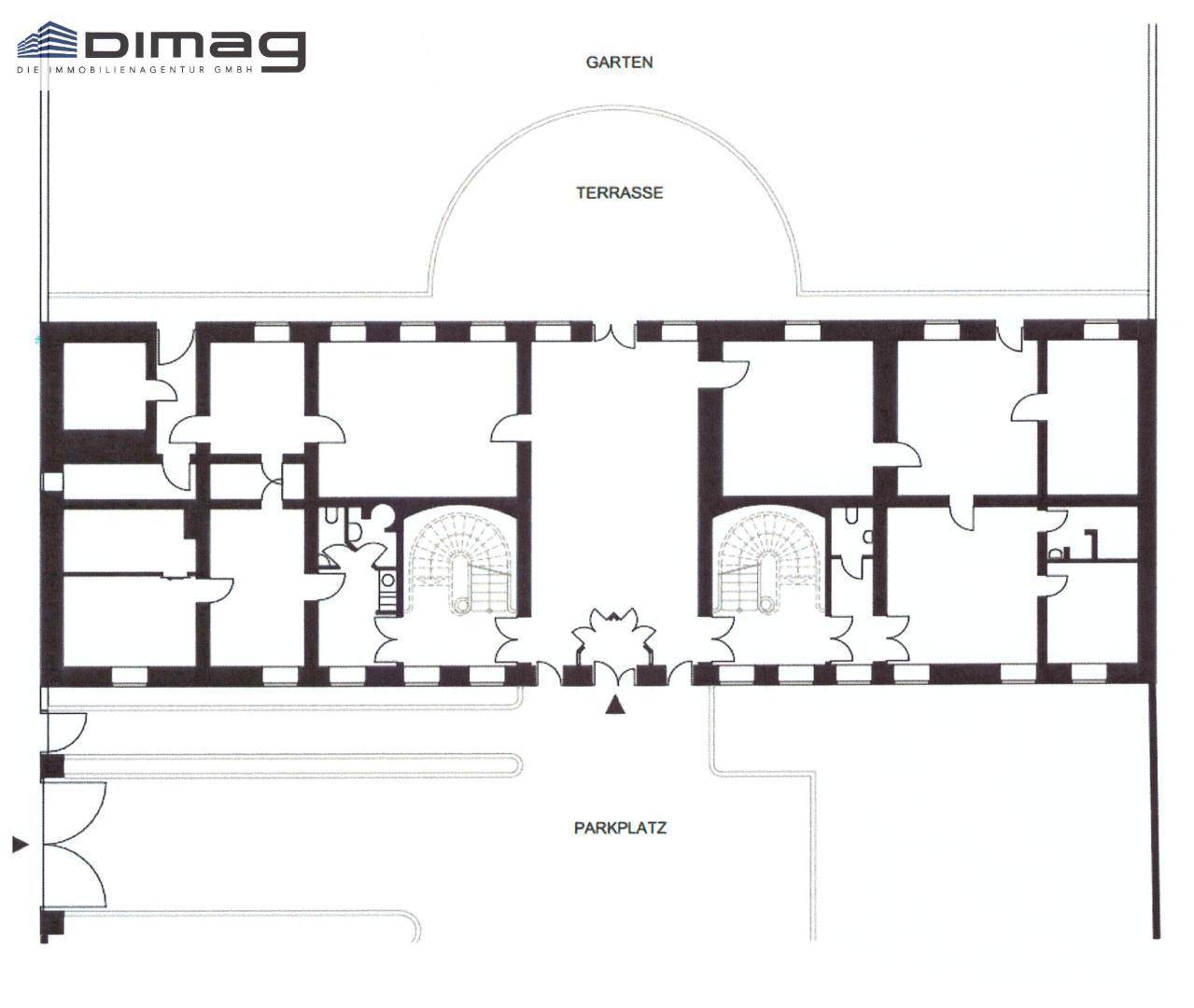 Grundriss des Erdgeschosses mit Raumaufteilung, Terrasse und Parkplatzbereich.