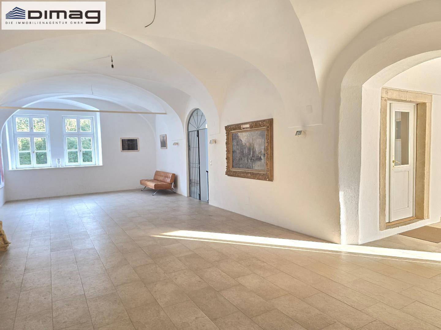 Schlossresidenz - eine prachtvolle Stil-Altbauwohnung mit Terrasse und Garten im Schloss - Exklusives Wohnen mit herrschaftlichem Flair – pohled 2