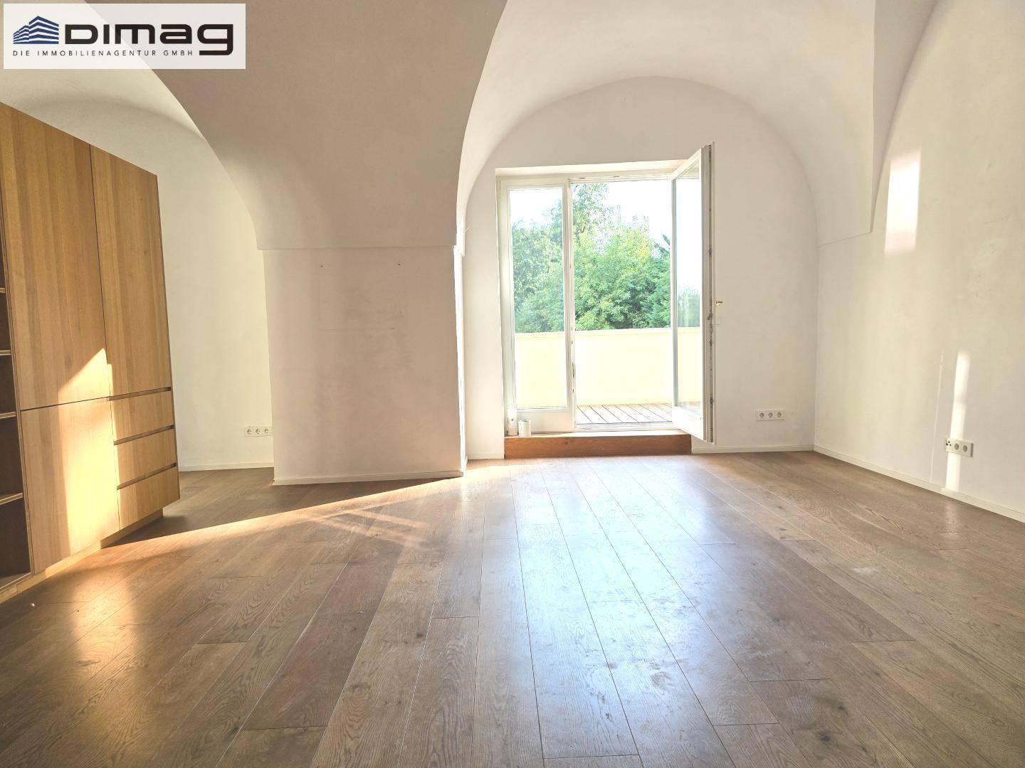 Schlossresidenz - eine prachtvolle Stil-Altbauwohnung mit Terrasse und Garten im Schloss - Exklusives Wohnen mit herrschaftlichem Flair – pohled 4