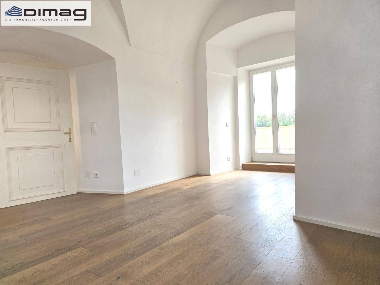 Schlossresidenz - eine prachtvolle Stil-Altbauwohnung mit Terrasse und Garten im Schloss - Exklusives Wohnen mit herrschaftlichem Flair – pohled 6