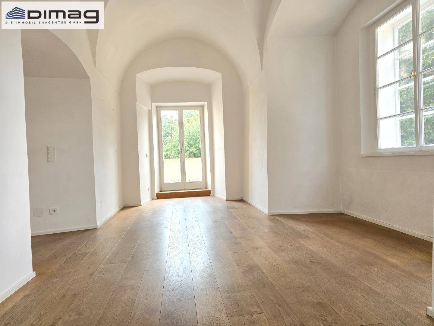 Schlossresidenz - eine prachtvolle Stil-Altbauwohnung mit Terrasse und Garten im Schloss - Exklusives Wohnen mit herrschaftlichem Flair – pohled 5