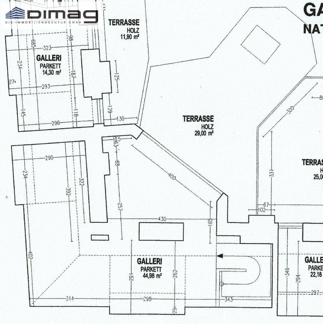 Grundriss des Dachgeschosses mit Terrassenbereichen und Gallerien, inklusive Maßen.