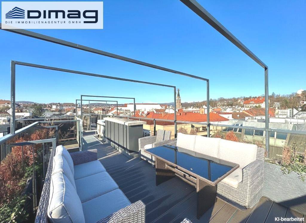 Sonnige Dachterrasse mit Lounge-Möbeln und Panoramablick über die Stadt.
